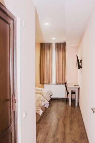 Отели типа «постель и завтрак» Red Hotel Тбилиси Двухместный номер с 1 кроватью или 2 отдельными кроватями-3
