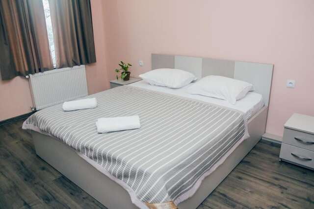 Отели типа «постель и завтрак» Red Hotel Тбилиси-12