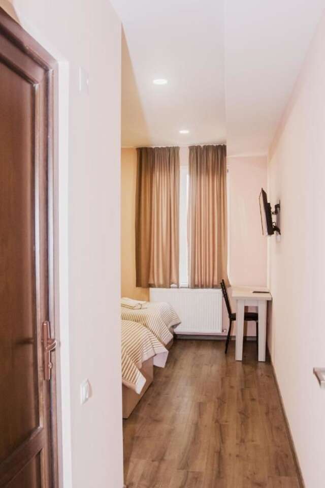 Отели типа «постель и завтрак» Red Hotel Тбилиси-13