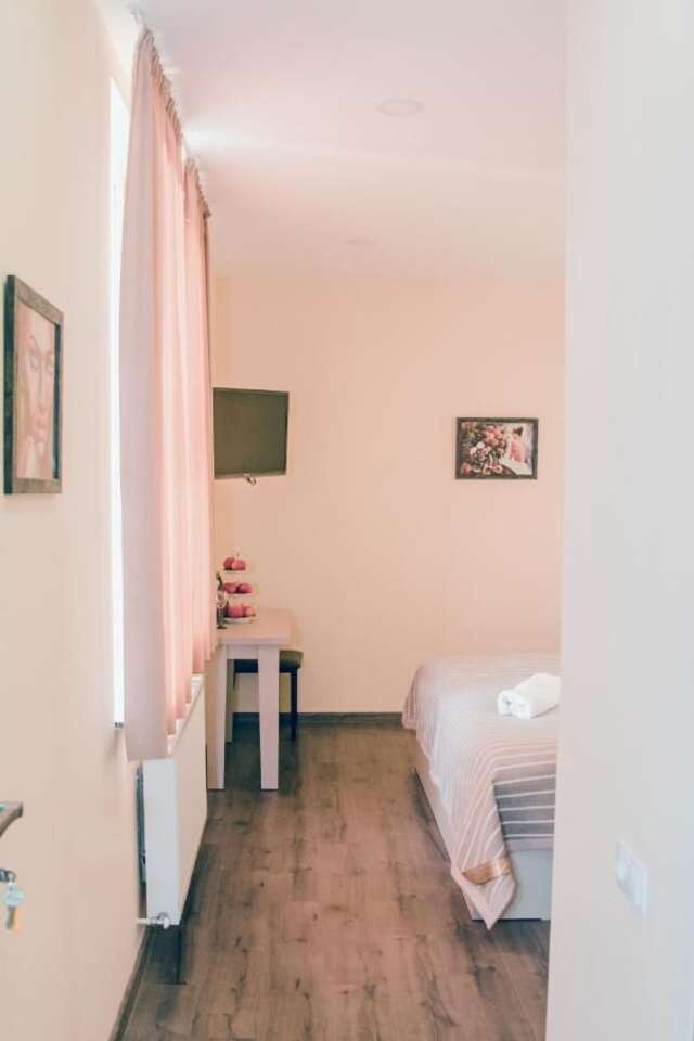 Отели типа «постель и завтрак» Red Hotel Тбилиси-16