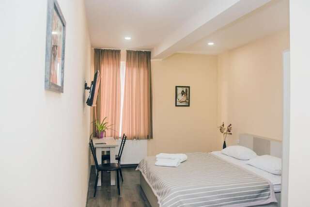 Отели типа «постель и завтрак» Red Hotel Тбилиси-4